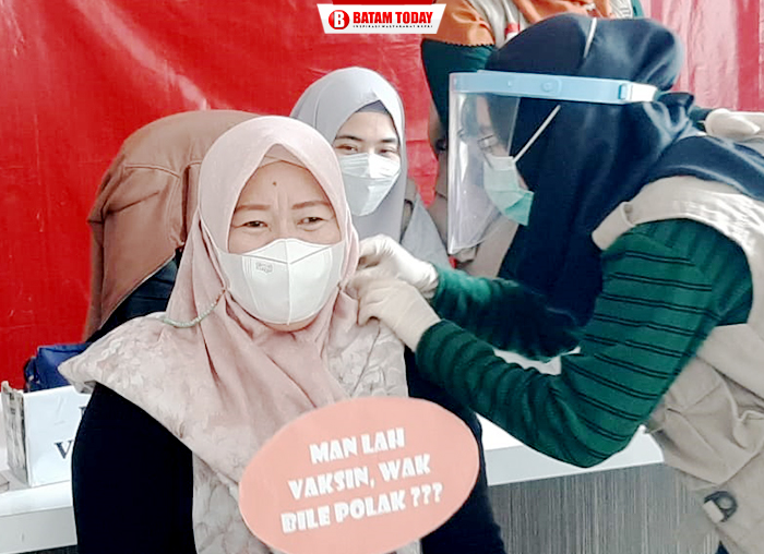 Ketua DPRD Anambas, Hasnidar saat mengikuti vaksinasi
